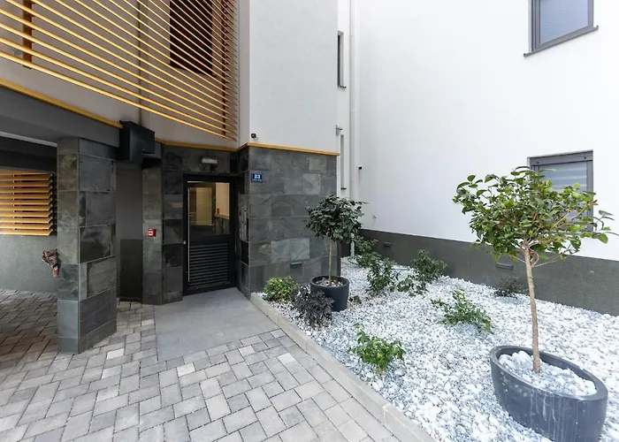 New Studio For 2, Free Private Garage Spot, Wi-Fi, 200 M From Mall Of Split